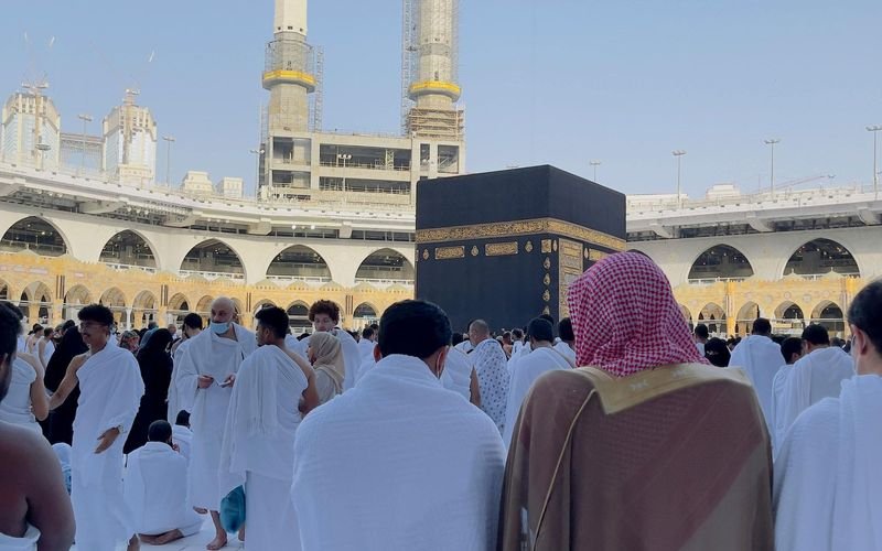 Pilgrims walking to the Haram in Makkah